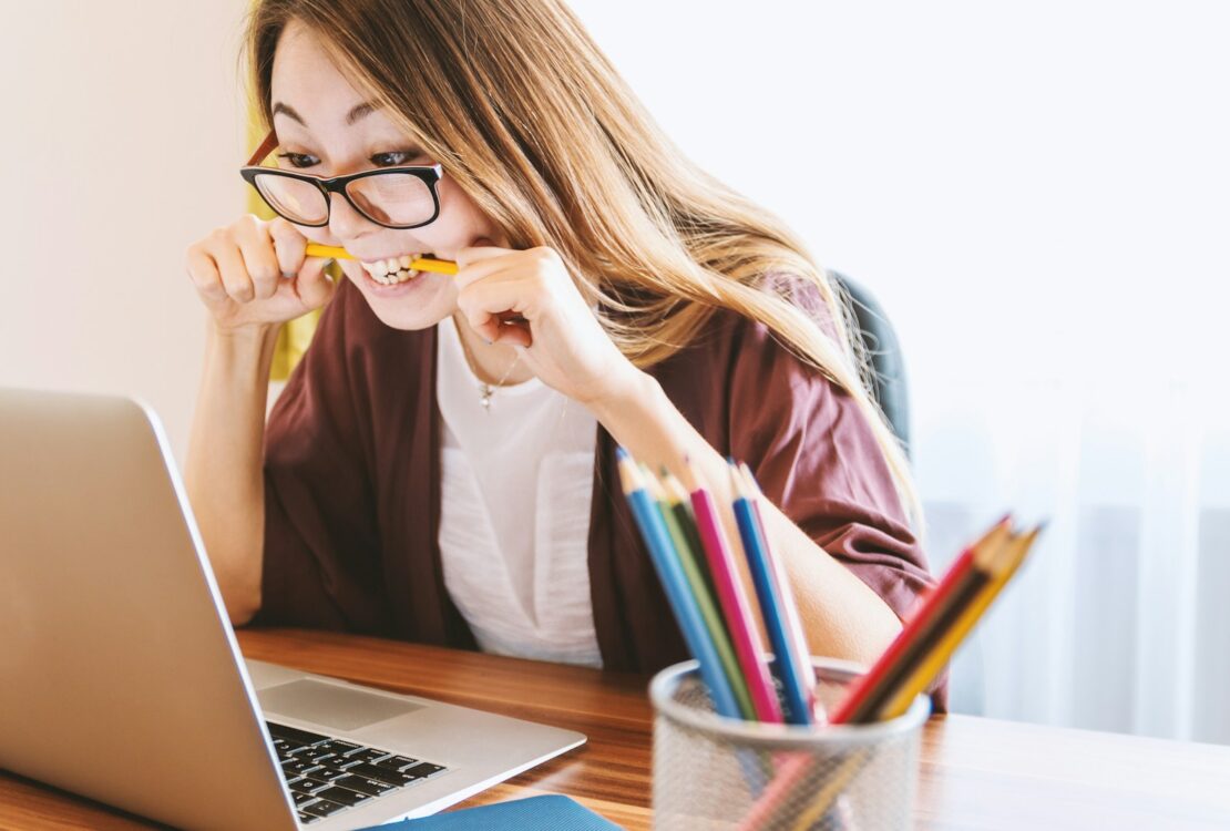 mulher estudando no computador