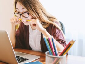 mulher estudando no computador