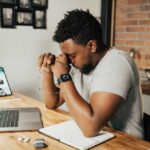 Homem cansado na frente do computador