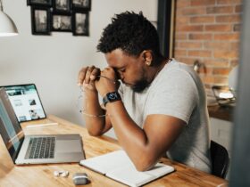 Homem cansado na frente do computador