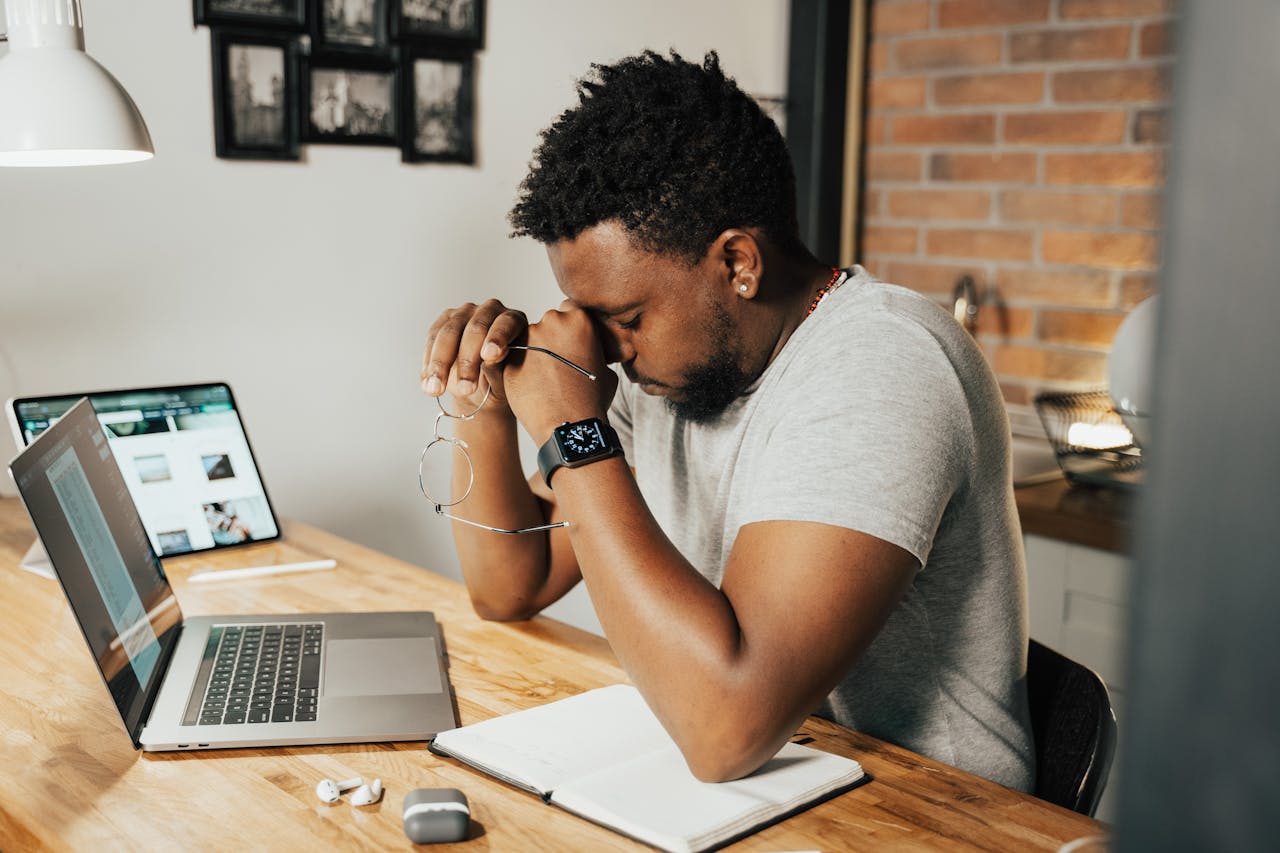 Homem cansado na frente do computador